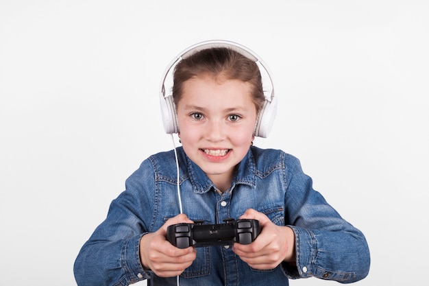 ビデオゲームをしているヘッドフォンの少女