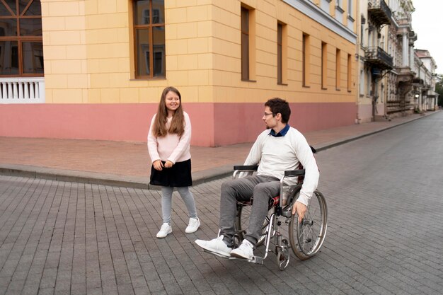 市内を旅行する障害者の男性を助ける女の子