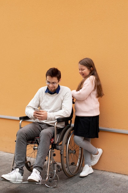 Ragazza che aiuta uomo disabile