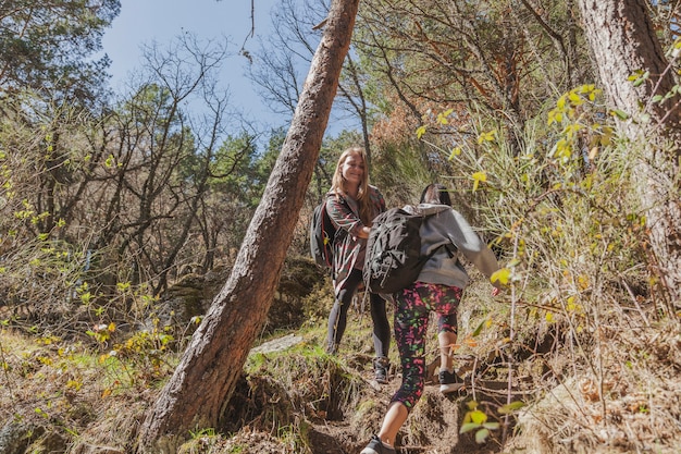 Foto gratuita ragazza che aiuta il suo amico nel campo