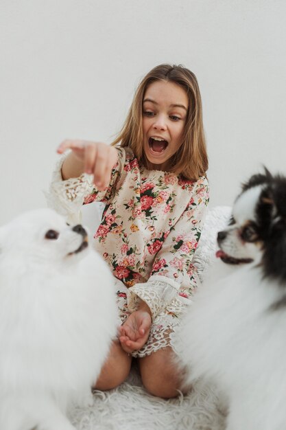 おやつを受け取る女の子と彼女の犬