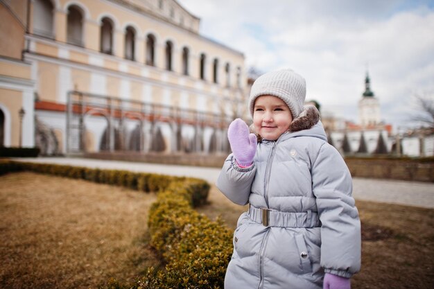 歴史的なミクロフ城モラビアチェコ共和国の古いヨーロッパの町の女の子