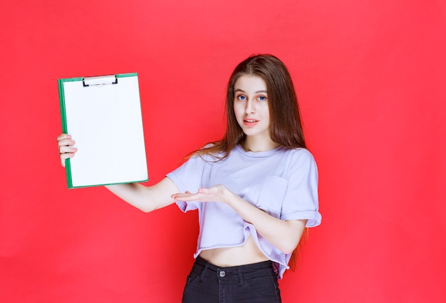 Ragazza in possesso di un foglio di segnalazione vuoto.