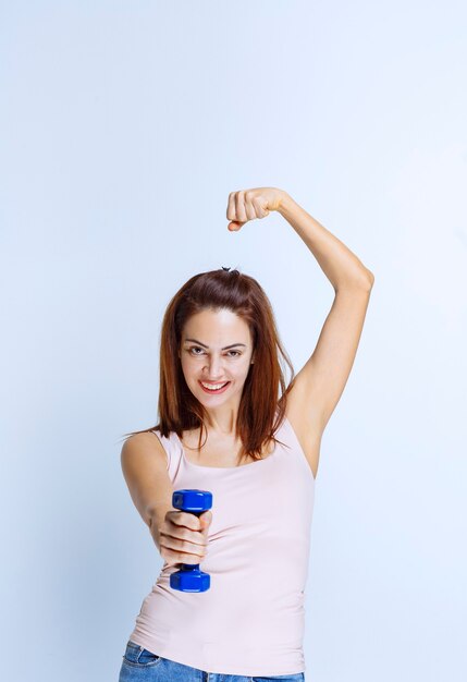 Ragazza con un manubrio blu e mostrando il pugno.