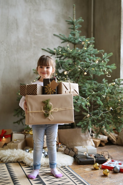 無料写真 クリスマスプレゼントにクリスマスプレゼントを持った少女