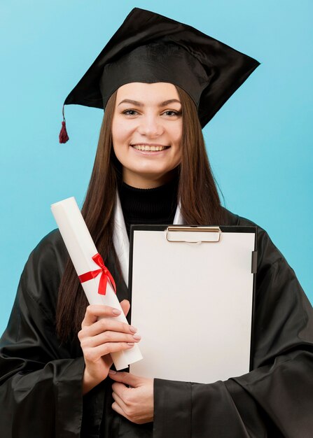 Девушка держит буфер обмена и диплом