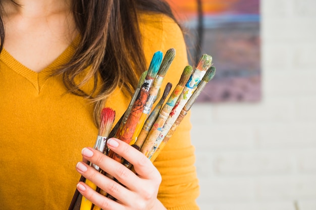 Free photo girl holding dirty brushes