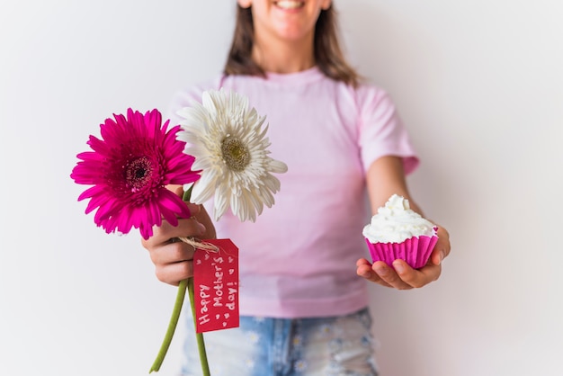 Free photo girl holding flowers with happy mothers day inscription