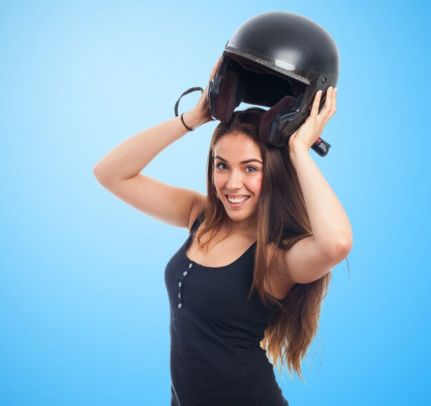 Девочка держит шлем над головой