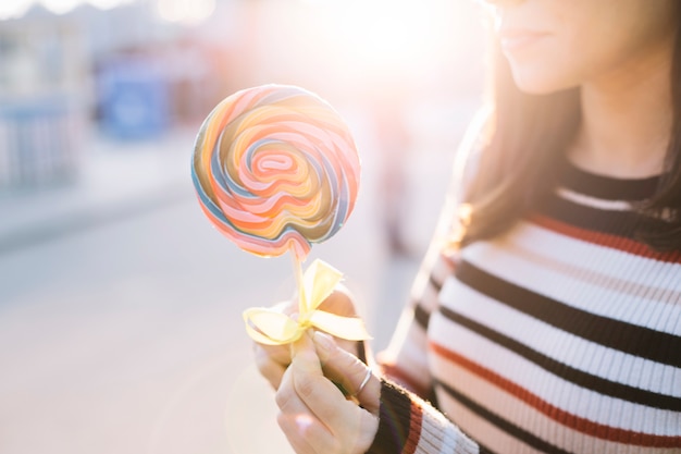 Free photo girl holding a lollipop