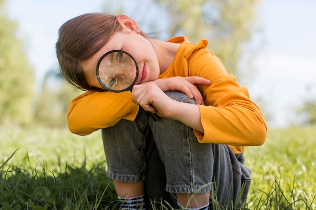 Foto gratuita ragazza con lente d'ingrandimento a tutto campo