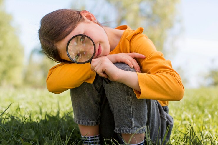 無料Photo magnigyingガラスフルショットを保持している女の子