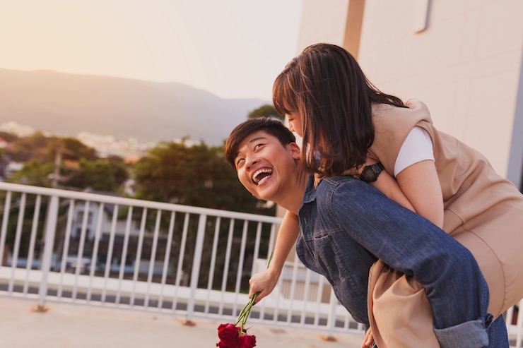 無料Photo 彼女のボーイフレンドの上に馬に乗って女の子