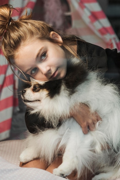 Ragazza che la abbraccia e che guarda lontano