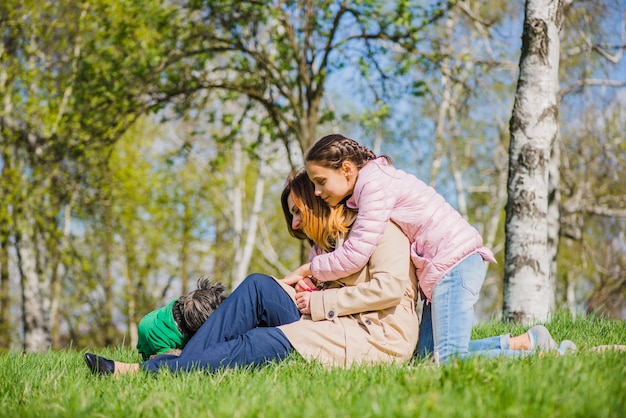 Девушка обнимает свою мать в парке