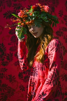 リネン​の​ドレス​の​少女​。​彼女​の​頭​に​花​の​花輪​を​捧げる​。