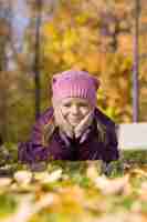 Бесплатное фото Девушка в осеннем парке