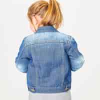 Бесплатное фото Девушка в синей джинсовой куртке