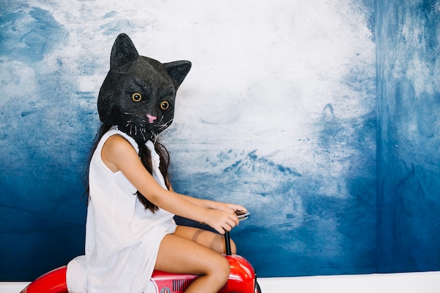 Бесплатное фото Девушка в кошке хэллоуин маска