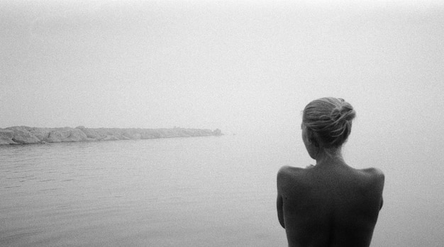 무료 사진 안개가 자욱한 해변의 날 소녀