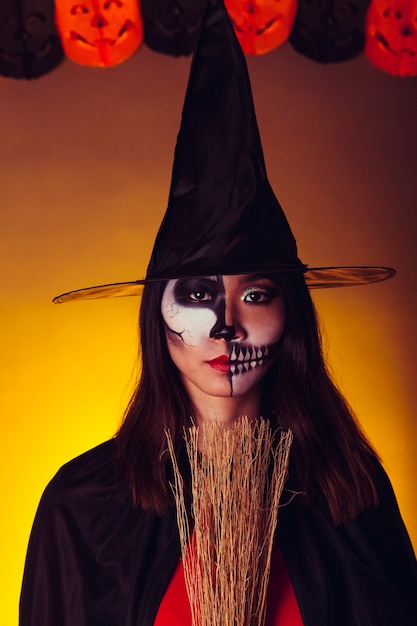 Бесплатное фото Девушка в костюме ведьмы