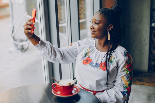 La ragazza sta riposando nel caffè