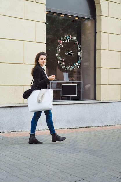 La ragazza sta facendo shopping