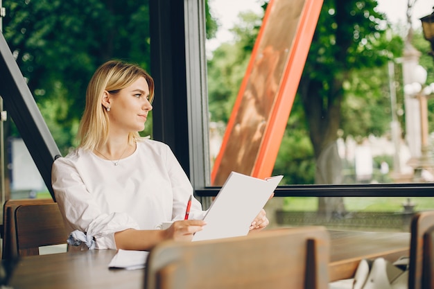 La ragazza è seduta nel caffè