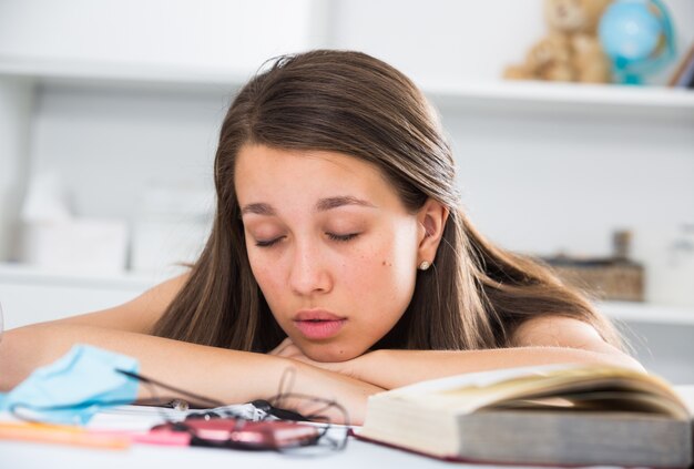 女の子は勉強の後寝ている