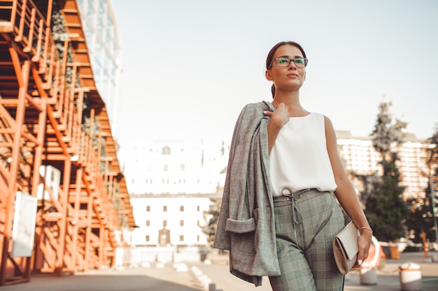 La ragazza sta camminando per la città