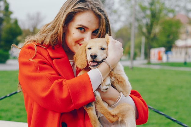 Foto gratuita la ragazza sta camminando nel parco.