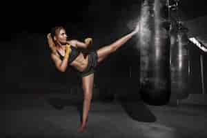 Foto gratuita ragazza kickboxer