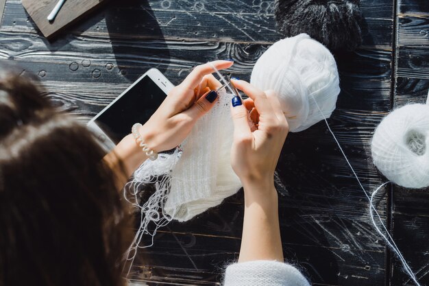 the girl knits in a cafe