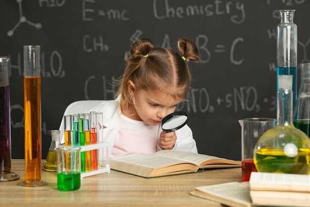 Ragazza in laboratorio che fa i test