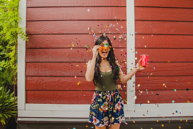 Foto gratuita ragazza ridendo con confetti