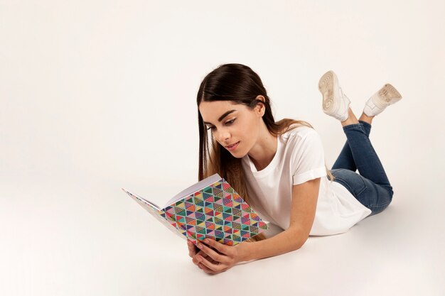 Девушка кладет и читает