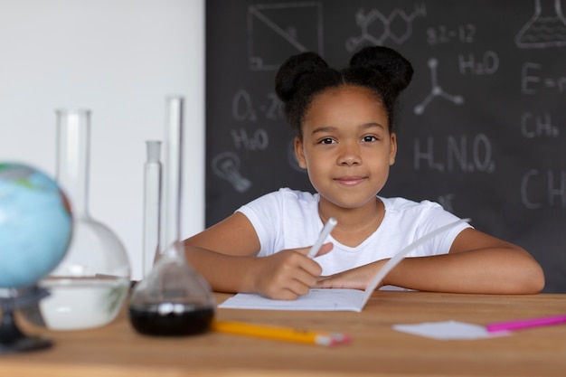 수업 시간에 화학에 대해 더 많이 배우는 소녀