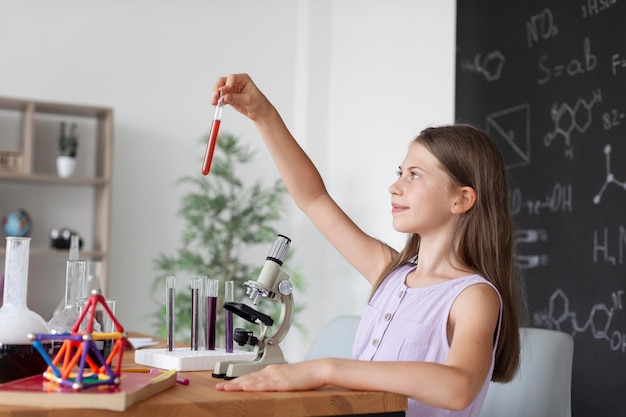 무료 사진 수업 시간에 화학에 대해 더 많이 배우는 소녀