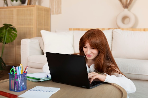 Foto gratuita ragazza che impara con il laptop, ripresa media