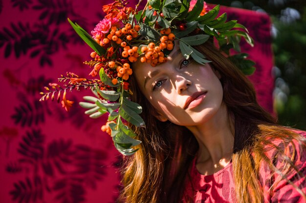 リネンのドレスの少女。彼女の頭に花の花輪を捧げる。