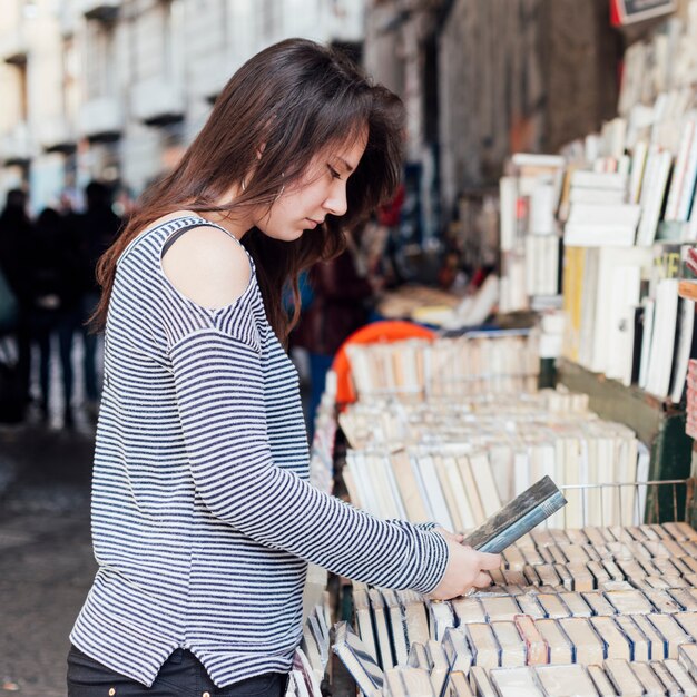 Девушка ищет старые книги