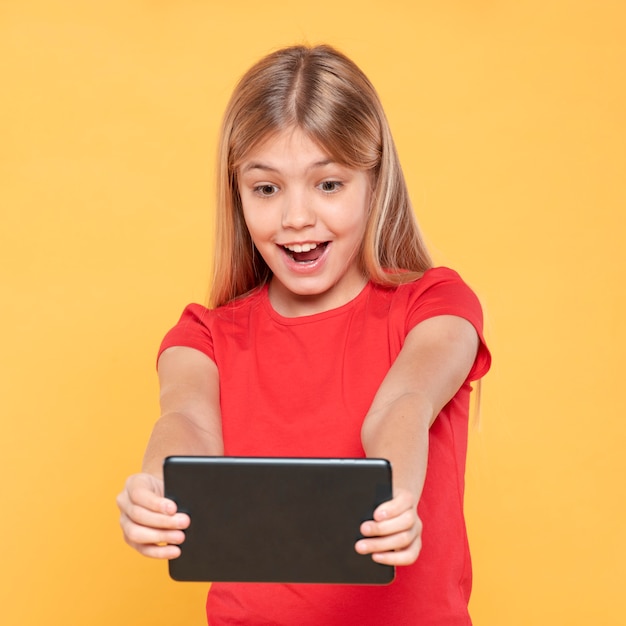 Free photo girl looking at tablet