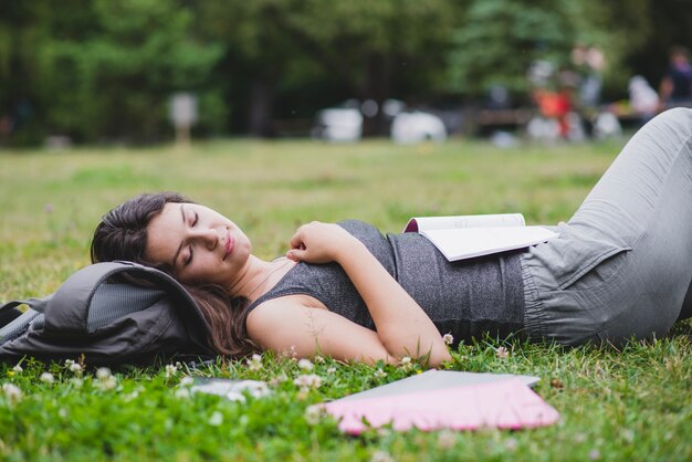 Девушка лежала на траве в парке