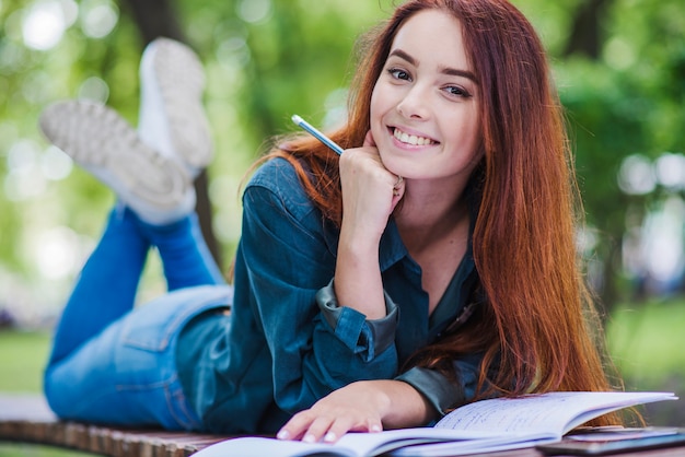 Ragazza sdraiata sul tavolo sorridente