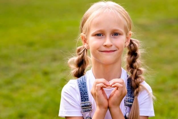 Ragazza che fa un cuore con le sue mani