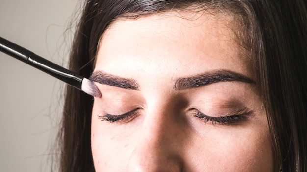girl making up her eyes