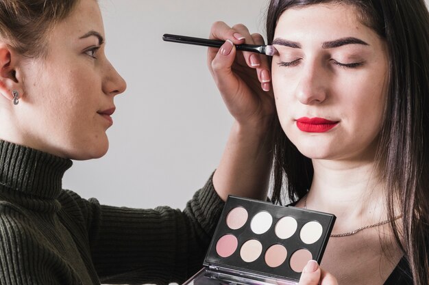girl making up her eyes