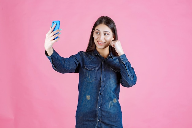 Ragazza che fa una videochiamata o che fa selfie