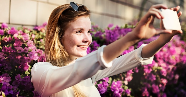 Foto gratuita concetto attraente casuale minimo di stile di semplicità della ragazza