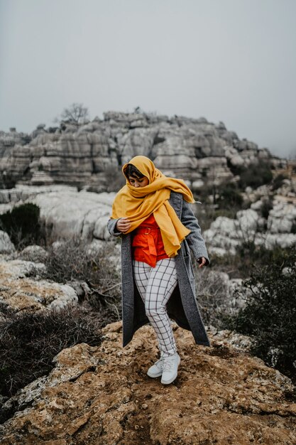 Девушка в горах с желтым шарфом